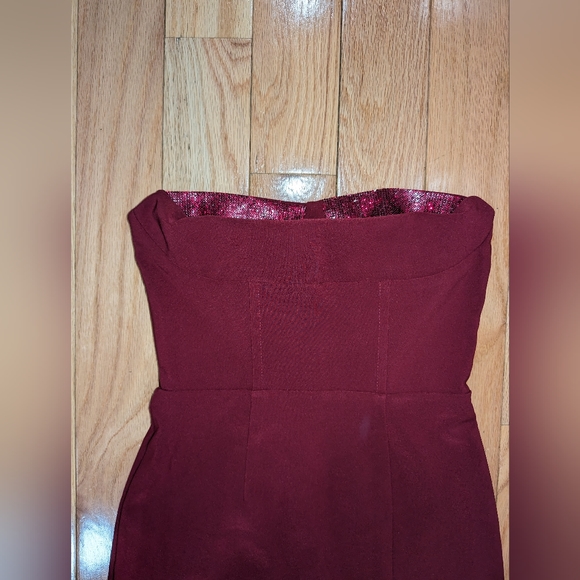 9. NWOT ASTR THE LABEL MELANI EMBELLISHED STRAPLESS MIDI DRESS IN WINE - Picture 9 of 11